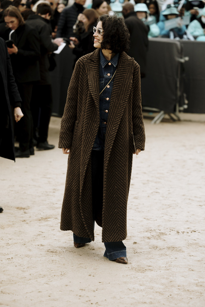 Celodžínový outfit doplňte oversized kabát v hnědém odstínu, který sladíte s hnědými špičatými botami.
