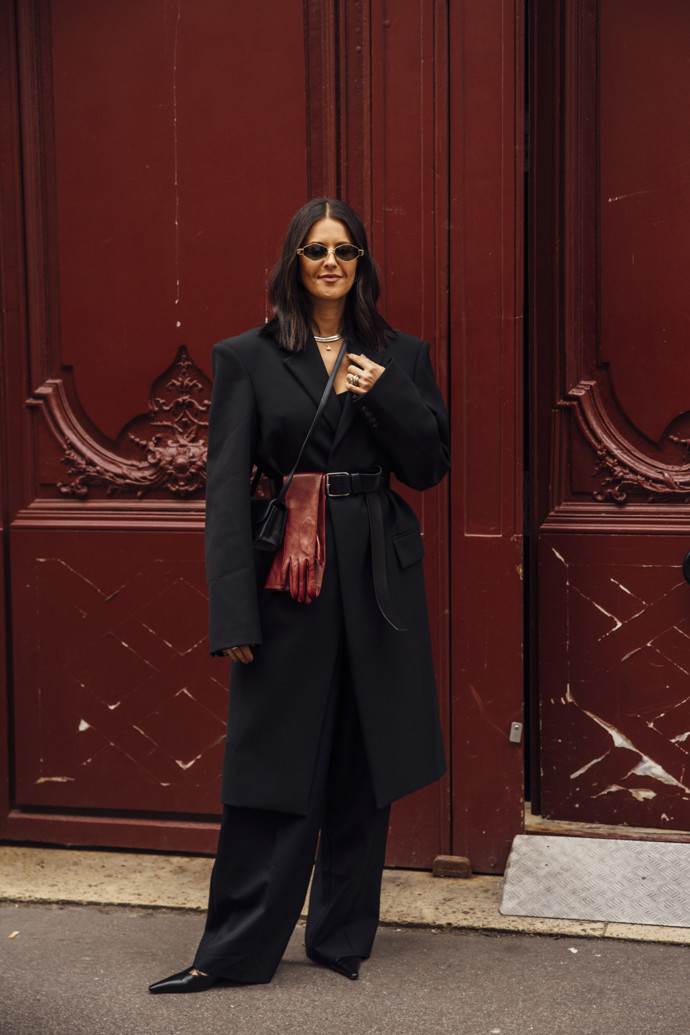 U celočerného outfitu bude efektně vypadat detail v burgundy odstínu – třeba kožené rukavice.
