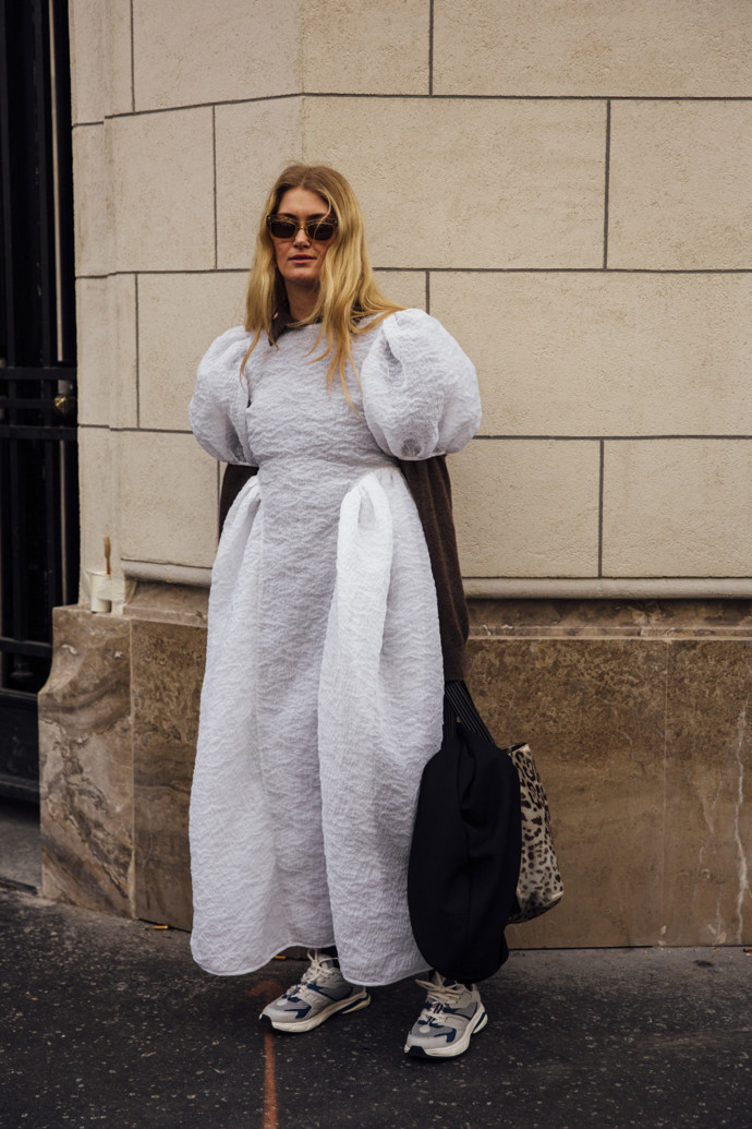 K oversized šatům s nabíranými rukávy ve stylu Cecilie Bahnsen se hodí i tenisky.

