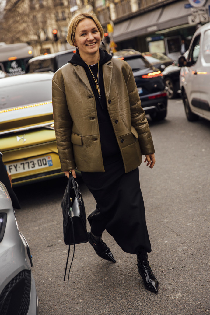 Celočerný elegantní outfit můžete tak trochu shodit koženým khaki sakem.
