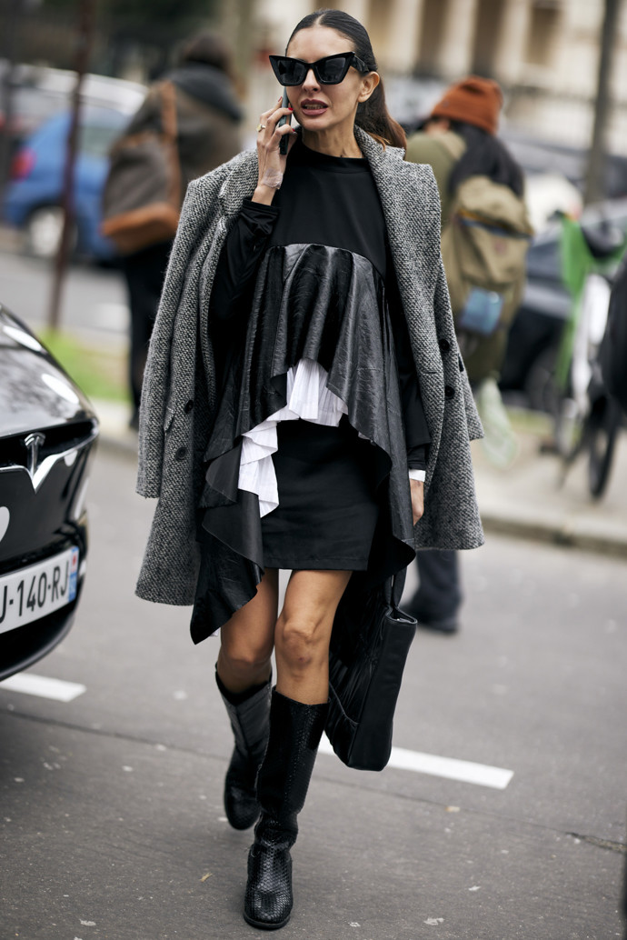 Celočerný outfit nemusí být nuda, stačí si pohrát s materiály a texturami.
