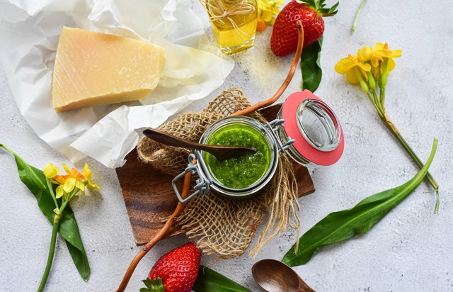 Pesto z medvědího česneku je oblíbeným způsobem pro uchování této byliny.
