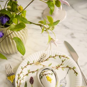 Porcelánový velikonoční talíř lze doplnit sadou dalších výrobků ve stejném dekoru, Kähler, 1 049 Kč
