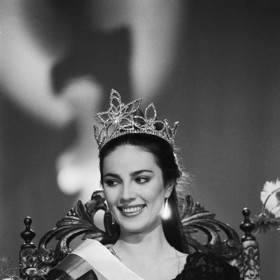 Ivana Christová s korunkou na Miss České republiky 1989.
