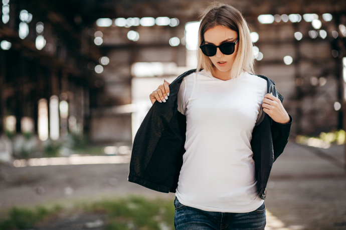 Obyčejné bílé tričko se hodí téměř ke všem outfitům. Celkovému vzhledu dodá svěží a moderní styl.

