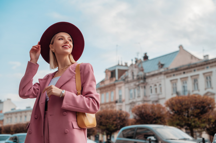 Pokud chcete svůj outfit oživit a dodat mu mladistvou jiskru, sáhněte po moderních a stylových doplňcích. Skvělou možností je například klobouk!
