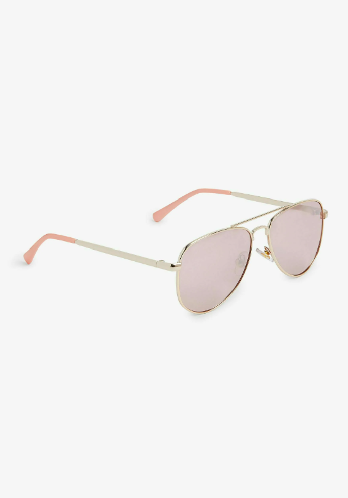 Sluneční brýle pilotky v barvě rose gold od značky Next, přibližná cena 235 Kč. 
