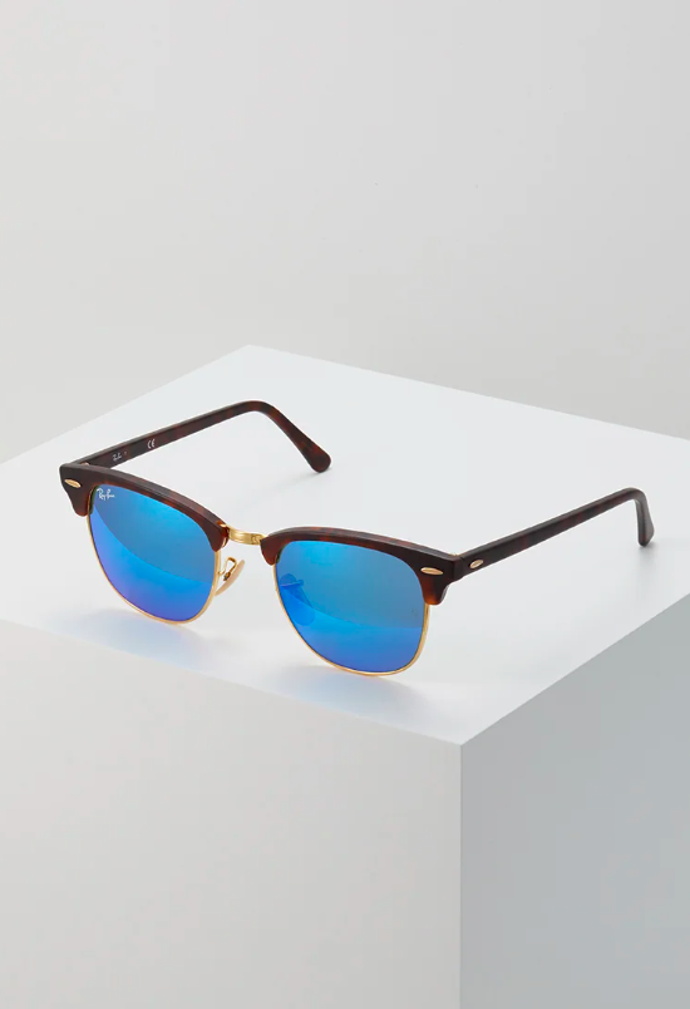 Clubmaster Ray Ban, sluneční brýle s výraznými modrými skly, přibližná cena 4 330 Kč. 
