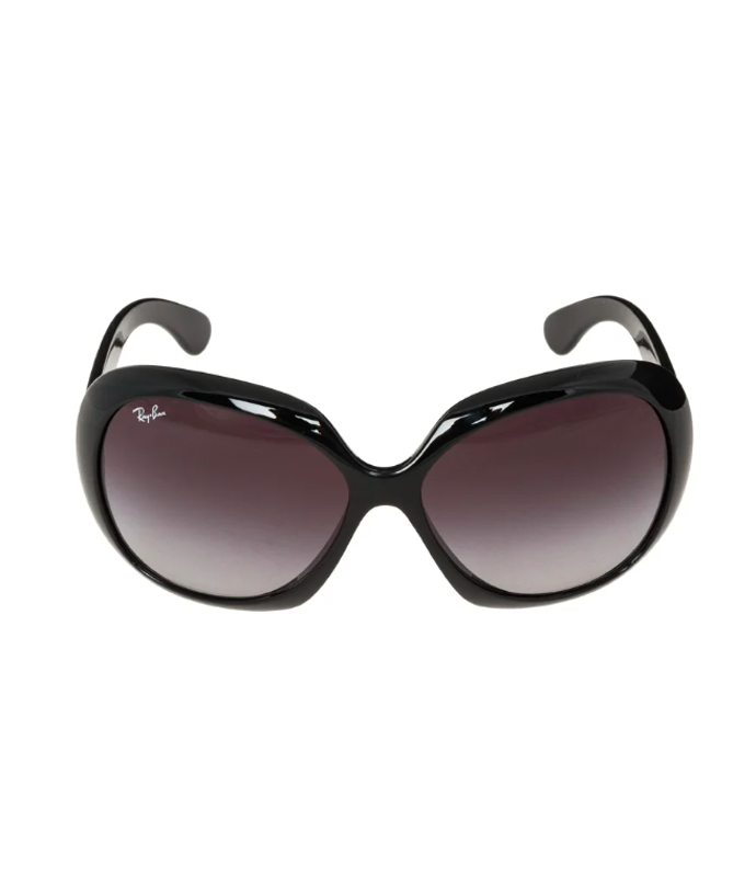 Oversize černé sluneční brýle specifického tvaru motýl od značky Ray Ban, přibližná cena 3 720 Kč. 

