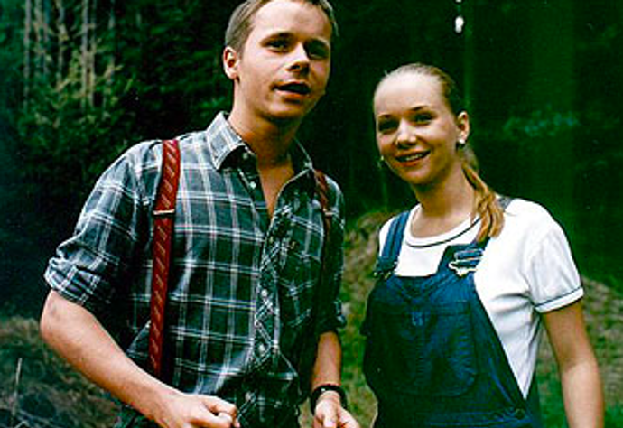 Adam Novák se sestrou Sandrou ve filmu Český Robinson, rok 2000.
Adam Novák se sestrou Sandrou ve filmu Český Robinson, rok 2000.
