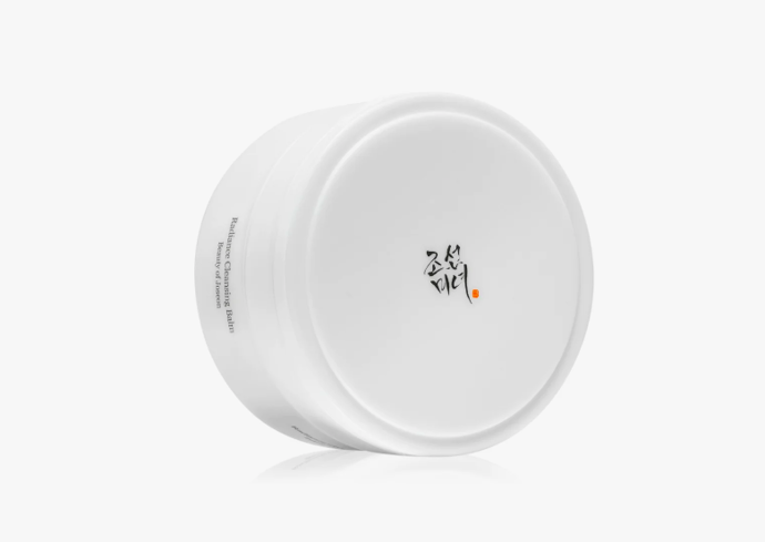 Balzám Beauty Of Joseon Radiance Cleansing Balm efektivně rozpustí veškerý make-up, včetně řasenky a očních linek. Přibližná cena 693 Kč. 
