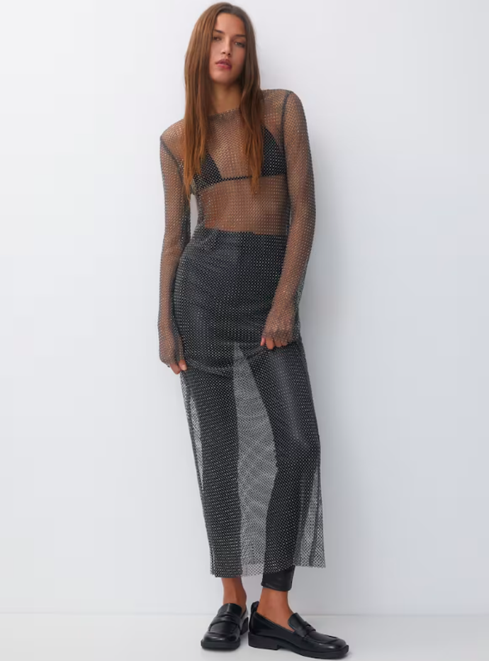 Krásné průsvitné, tmavě šedé dlouhé šaty s dlouhými rukávy, značka PULL&BEAR, přibližná cena 1 299 Kč. 
