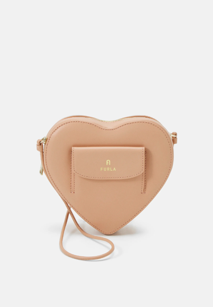Crossbody kožená kabelka, krásný design. barva cameo, značka Furla, přibližná cena 5 100 Kč. 
