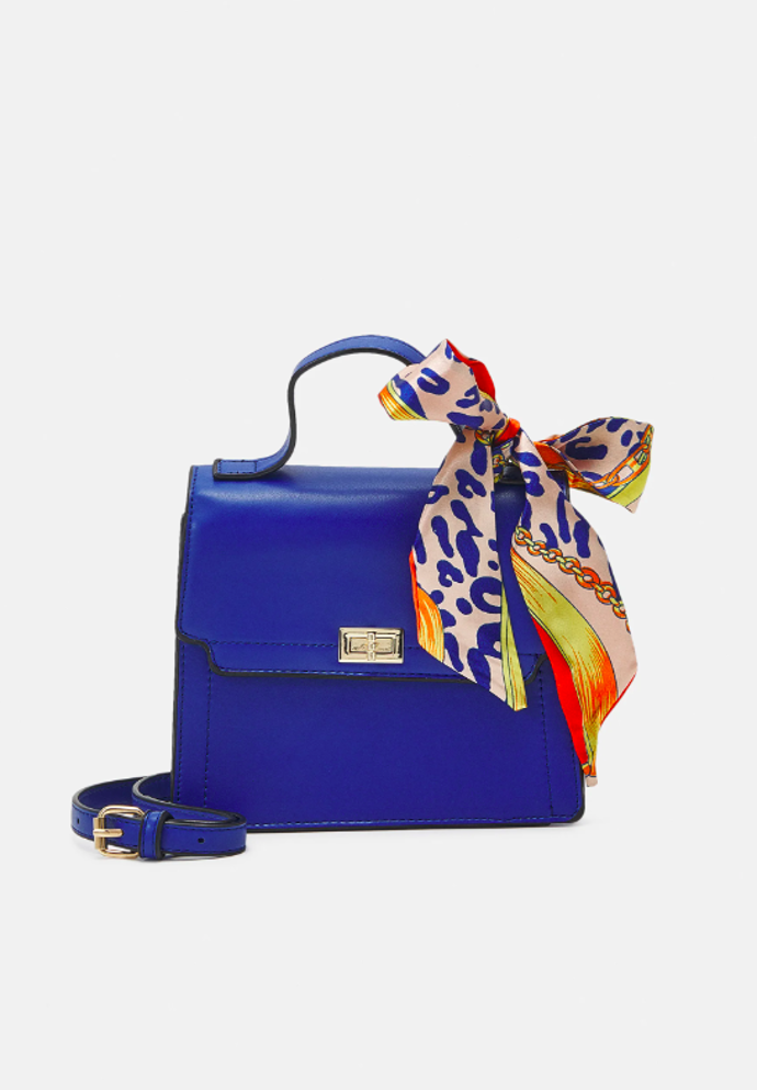 Crossbody kabelka v zajímavé barvě mazarine blue, značka Pieces, přibližná cena 960 Kč. 
