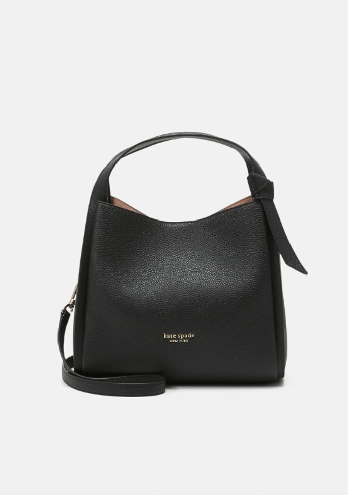 Luxusní černá kožená větší crossbody kabelka od značky kate spade new york, přibližná cena 9 480 Kč. 
