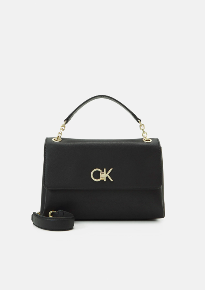 Drobná černá všestraná crossbody kabelka od Calvin Kleina, přibližná cena 3 263 Kč. 
