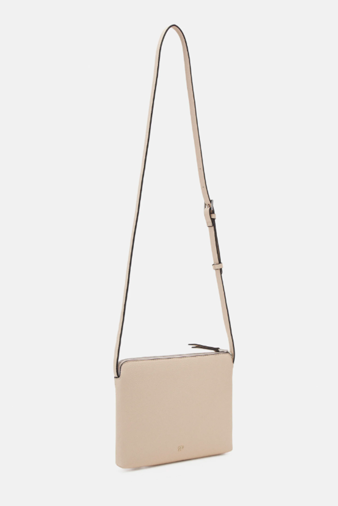 Cenově dostupná koženková crossbody kableka od značky PARFOIS, přibližná cena 370 Kč. 

