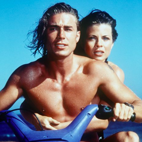 Yasmine Bleeth v seriálu Pobřežní hlídka
