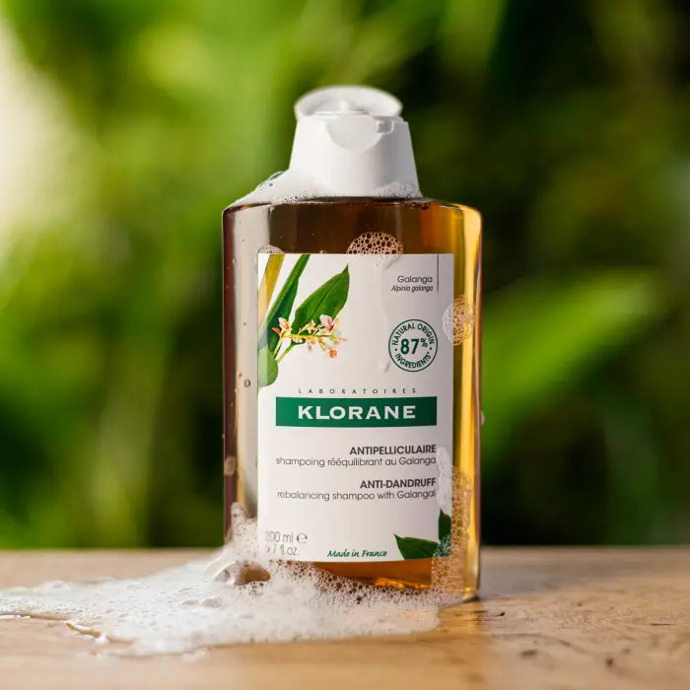 Šampon s galangalem pomáhá rychle odstranit suché i mastné lupy. Jeho složení s 87 % složek přírodního původu je šetrné k vlasům i vlasové pokožce, myje vlasy a zároveň jim dodává hebkost a lehkost. Již od prvního použití účinně obnovuje rovnováhu a čistotu vlasové pokožky a zároveň zabraňuje návratu lupů. 450 Kč
