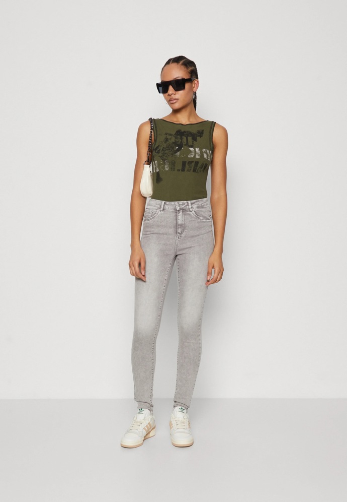Džíny: Vero Moda, 1 020 Kč
Džíny: Vero Moda, 1 020 Kč