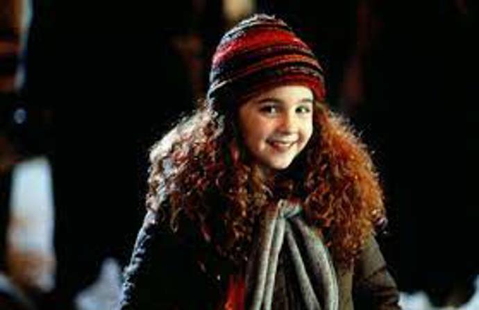 Vzpomínáte na film Kudrnatá holka? Hlavní roli tenkrát ztvárnila Alisan Porter.
