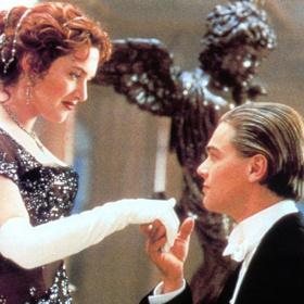 Kate Winslet a Leonardo DiCaprio v Titanicu (1997)
