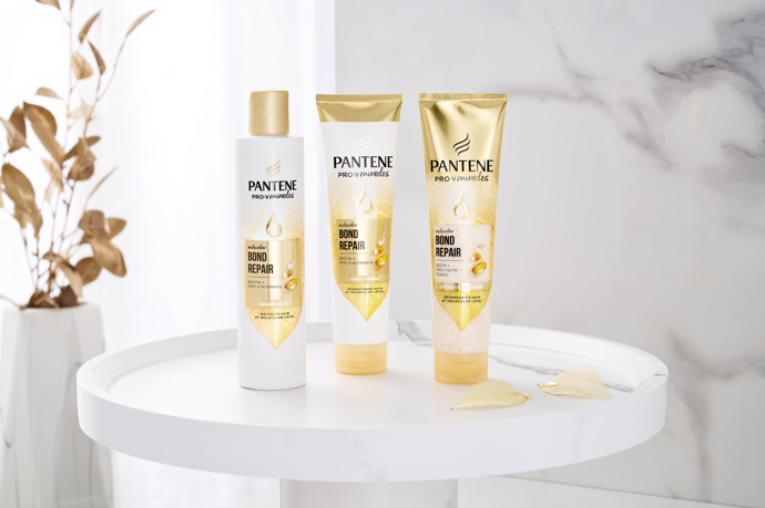 PANTENE BOND REPAIR - řada Molecular Bond Repair pomáhá chránit vlasové vazby na molekulární úrovni a zanechává vlasy až 100% regenerované. Cena jednotlivých produktů se pohybuje mezi 100 až 300 Kč.
PANTENE BOND REPAIR - řada Molecular Bond Repair pomáhá chránit vlasové vazby na molekulární úrovni a zanechává vlasy až 100% regenerované. Cena jednotlivých produktů se pohybuje mezi 100 až 300 Kč.