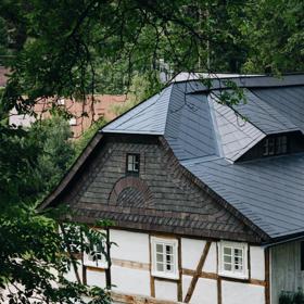 Tereza v roce 2017 založila značku udržitelné módy Julie, Michal, úspěšný manažer, na svůj projekt ještě čekal. Přišel v podobě prastaré zchátralé chalupy, kolem které denně jezdil.

