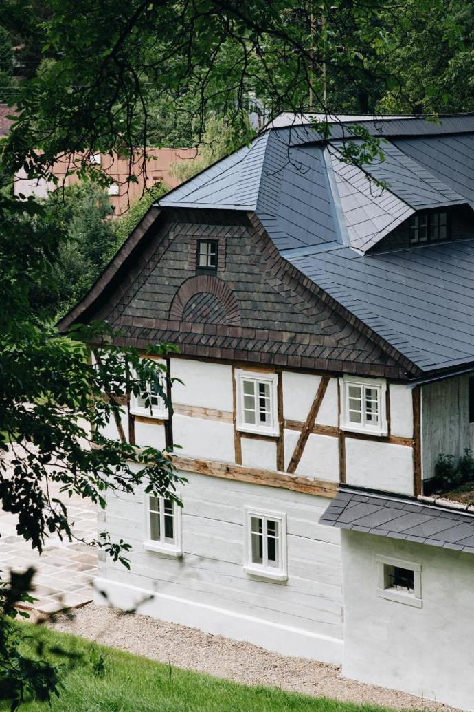 Tereza v roce 2017 založila značku udržitelné módy Julie, Michal, úspěšný manažer, na svůj projekt ještě čekal. Přišel v podobě prastaré zchátralé chalupy, kolem které denně jezdil.
