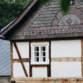 Že se Tereza s Michalem nebojí výzev a poslouchají své srdce, jste se mohli přesvědčit před třemi roky, kdy nás pozvali do své tehdy vánočně vyzdobené chalupy v Kryštofově Údolí, kde trvale žijí.
