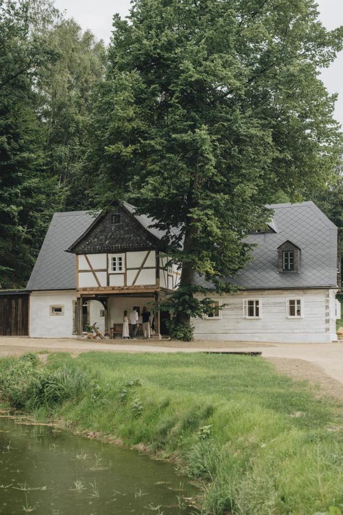 Že se Tereza s Michalem nebojí výzev a poslouchají své srdce, jste se mohli přesvědčit před třemi roky, kdy nás pozvali do své tehdy vánočně vyzdobené chalupy v Kryštofově Údolí, kde trvale žijí.
