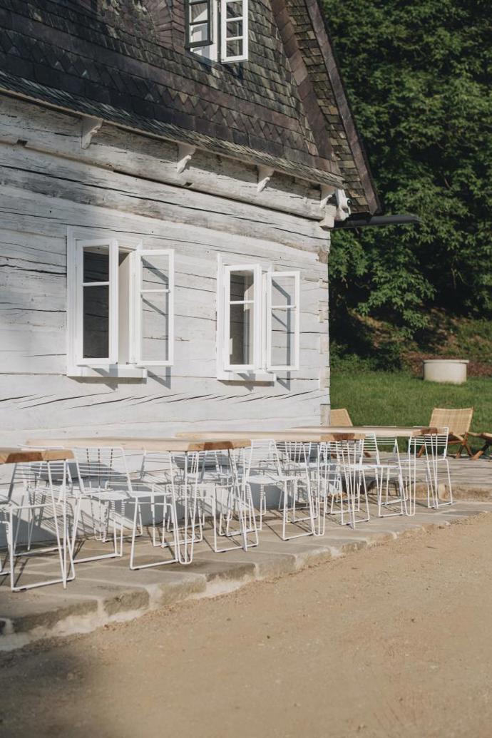 Že se Tereza s Michalem nebojí výzev a poslouchají své srdce, jste se mohli přesvědčit před třemi roky, kdy nás pozvali do své tehdy vánočně vyzdobené chalupy v Kryštofově Údolí, kde trvale žijí.
