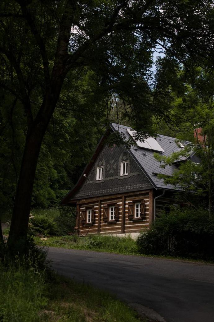 Že se Tereza s Michalem nebojí výzev a poslouchají své srdce, jste se mohli přesvědčit před třemi roky, kdy nás pozvali do své tehdy vánočně vyzdobené chalupy v Kryštofově Údolí, kde trvale žijí.

