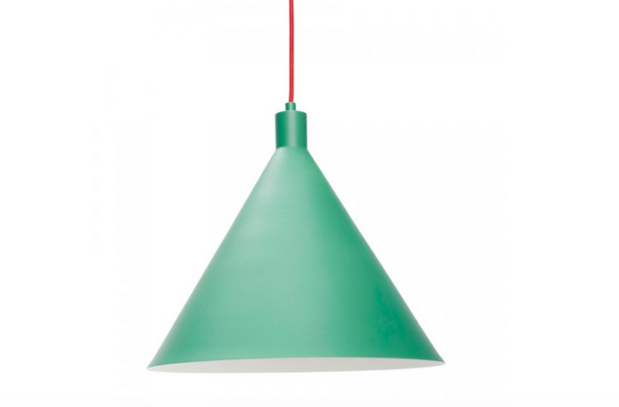 Zelené kovové závěsné světlo Hübsch Yama 40 cm, Hübsch, 3 945 Kč, www.designovynabytek.cz. Pořídíte se slevou 25% během Dnů Marianne.

