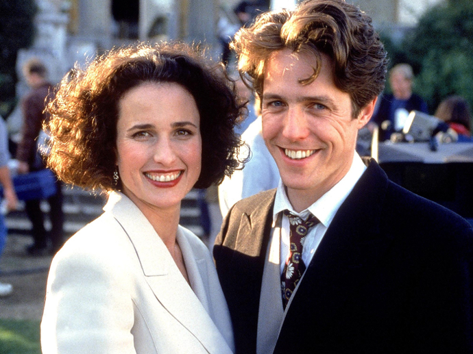 Hugh Grant a Andie MacDowell ve filmu Čytři svatby a jeden pohřeb (1994)

