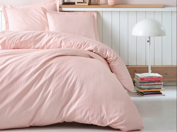 Cottonbox povlečení bavlněný satén Stripe powder, 140x200 / 70x90 cm skladem, 1 699 Kč, www.homeville.cz. Pořídíte se slevou 50% během Dnů Marianne.
