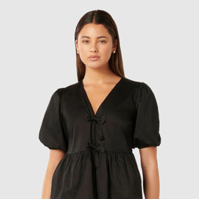 Černá blůza s mašličkami vepředu, Forever New, 1 900 Kč, zalando
