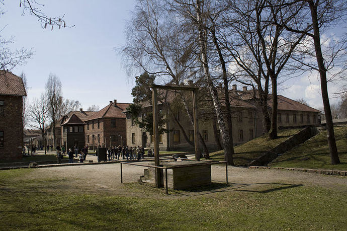 Šibenice, na které byl Rudolf Höss pověšen, stále v Osvětimi stojí
