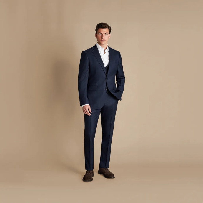 Pánové by dle stylisty měli zvolit na večerní akci tmavý oblek, například tento tmavě modrý, Gentleman Store, sako 7 990 Kč, oblekové kalhoty 3 990 Kč
