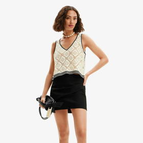 Háčkovaný top, Desigual, 1 499 Kč, Zalando
