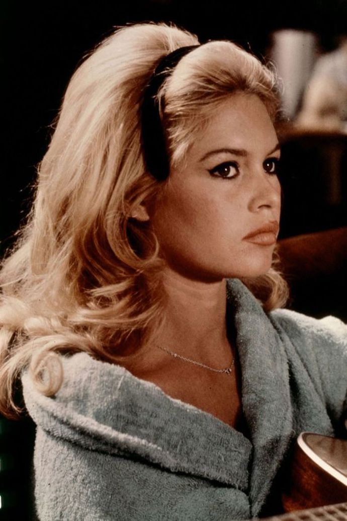 Brigitte Bardot nosila i jednodušší polstrované čelenky
Brigitte Bardot nosila i jednodušší polstrované čelenky