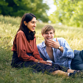 Romantické seriály

V případě, že patříte mezi ty, co propadli seriálu One day nebo Normální lidi, jste skuteční romantici. To nemusí nutně znamenat, že potřebujete ve vztahu velká gesta vyznávající lásku, ale spíše že jsou pro vás vztahy v životě důležité. Pokud jste single a nyní seriály tohoto typu často sledujete, znamená to, že byste nějaký takový vztah teď rádi měli. Pokud jste zadaní, studie z roku 2019 zjistila, že je větší šance, že máte spokojený vztah.
