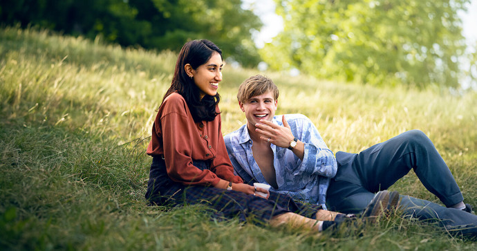 Romantické seriály

V případě, že patříte mezi ty, co propadli seriálu One day nebo Normální lidi, jste skuteční romantici. To nemusí nutně znamenat, že potřebujete ve vztahu velká gesta vyznávající lásku, ale spíše že jsou pro vás vztahy v životě důležité. Pokud jste single a nyní seriály tohoto typu často sledujete, znamená to, že byste nějaký takový vztah teď rádi měli. Pokud jste zadaní, studie z roku 2019 zjistila, že je větší šance, že máte spokojený vztah.
