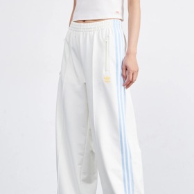 Tepláky: Adidas, 1 800 Kč
