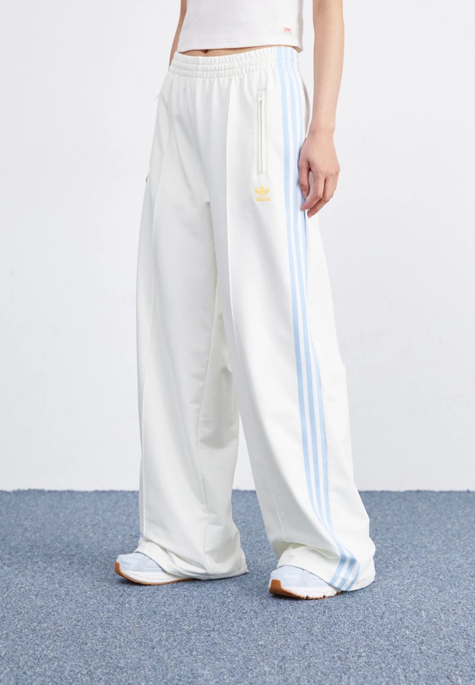 Tepláky: Adidas, 1 800 Kč
Tepláky: Adidas, 1 800 Kč
