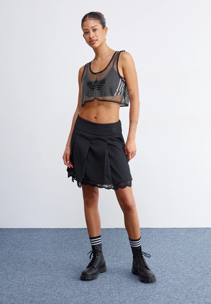 Sukně s nízkým pasem: Adidas, 1 600 Kč
Sukně s nízkým pasem: Adidas, 1 600 Kč