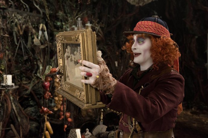 Johnny Depp jako Kloboučník v Alence v říši divů.
