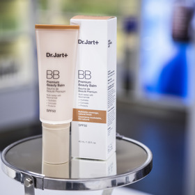 BB krém Dermakeup Barrier Beauty Balm (DR.JART+)

Nabízí bezchybné krytí, překrytí vad a nedostatků a dlouhotrvající péči o pleť. Vitamínový komplex účinně chrání hydratační bariéru pleti, přípravek nabízí UV faktor pro ochranu proti slunečnímu záření. 

Cena: 1060 Kč (nyní v The Cosmetics Company Store ve Fashion Aréně za outletovou cenu 742 Kč)
