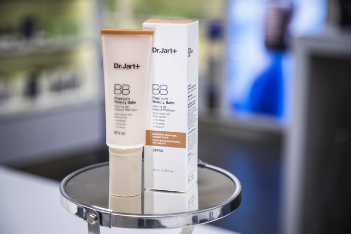 BB krém Dermakeup Barrier Beauty Balm (DR.JART+)

Nabízí bezchybné krytí, překrytí vad a nedostatků a dlouhotrvající péči o pleť. Vitamínový komplex účinně chrání hydratační bariéru pleti, přípravek nabízí UV faktor pro ochranu proti slunečnímu záření. 

Cena: 1060 Kč (nyní v The Cosmetics Company Store ve Fashion Aréně za outletovou cenu 742 Kč)
