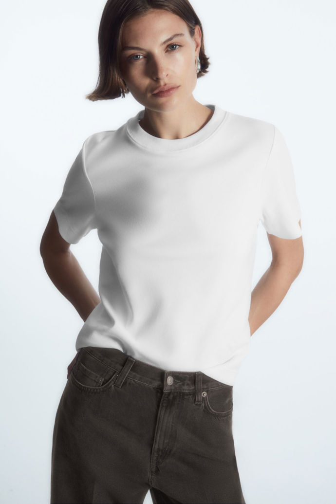 Bílé tričko, COS, 35 eur
Bílé tričko, COS, 35 eur